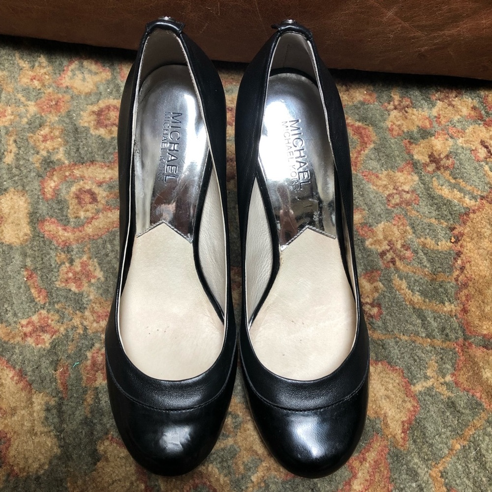 Michael Kors Black Leather Round Toe Pumps 👠